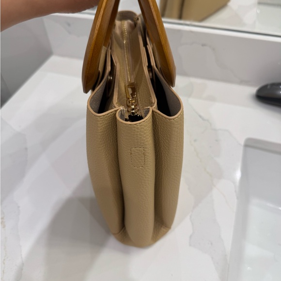 Elegant Tan Handbag with Wooden Handles - Picture 4 of 5